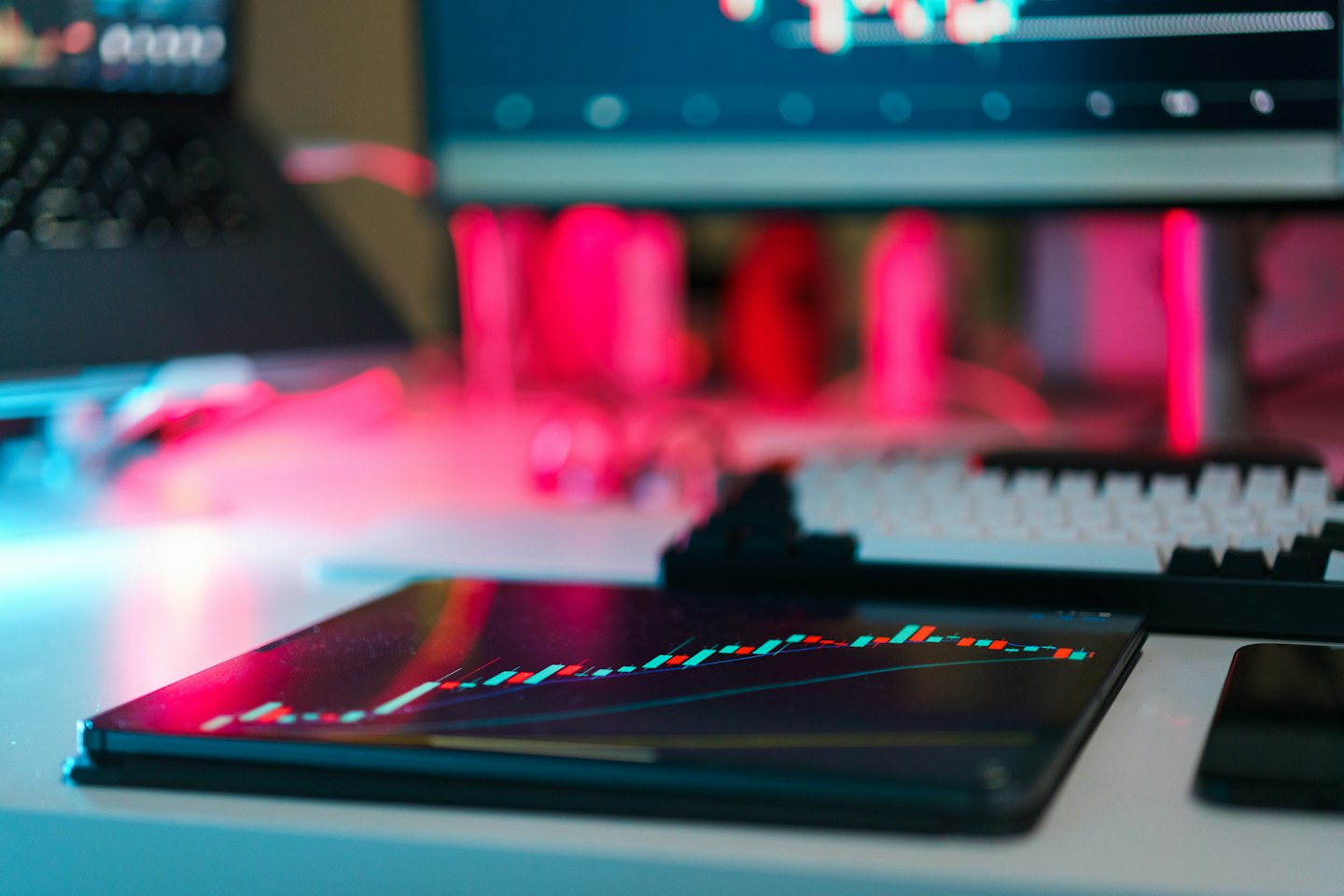 Un tablet mostra grafici finanziari su una scrivania moderna.